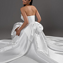 Лаконичное свадебное платье с разрезом и бантом фото