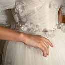 Свадебное платье с объемными цветами по корсету фото
