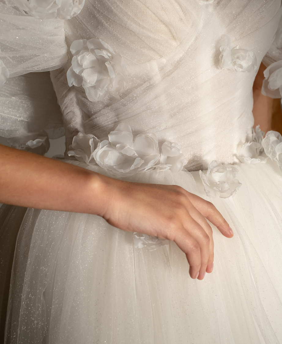 Свадебное платье с объемными цветами по корсету фото