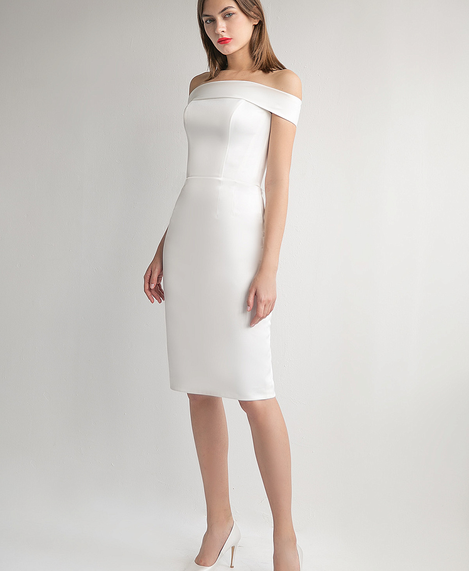 Атласное свадебное платье миди с вырезом лодочка фото