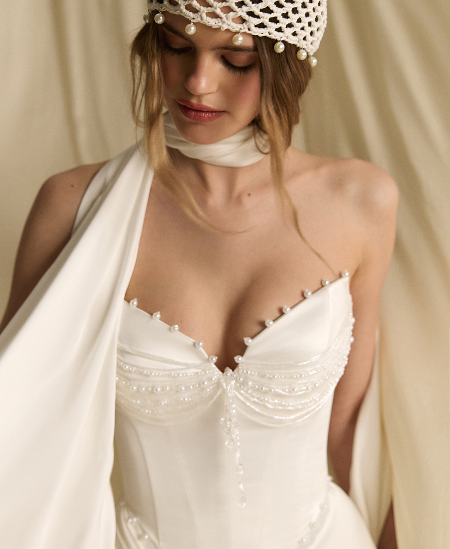 Комплект из атласа с жемчужным декором фото