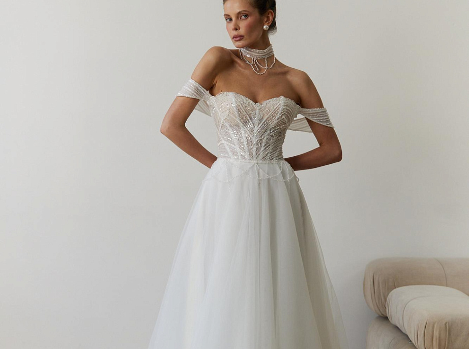 Нежное свадебное платье с чокером фото