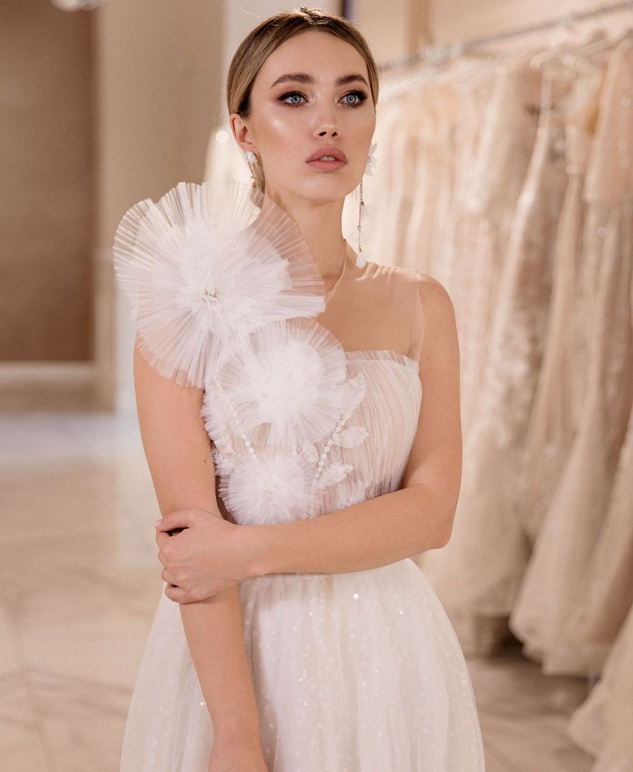 Мерцающее свадебное платье с авторским кружевом фото