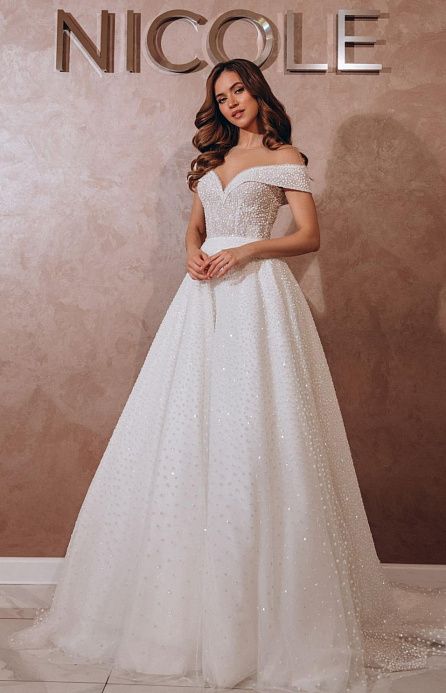 Роскошное свадебное платье с открытыми плечами фото