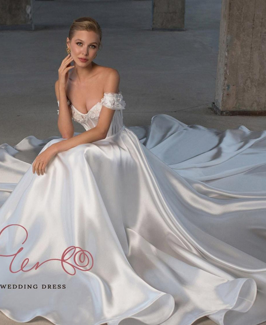 Атласное свадебное платье с цветочным декором по лифу фото