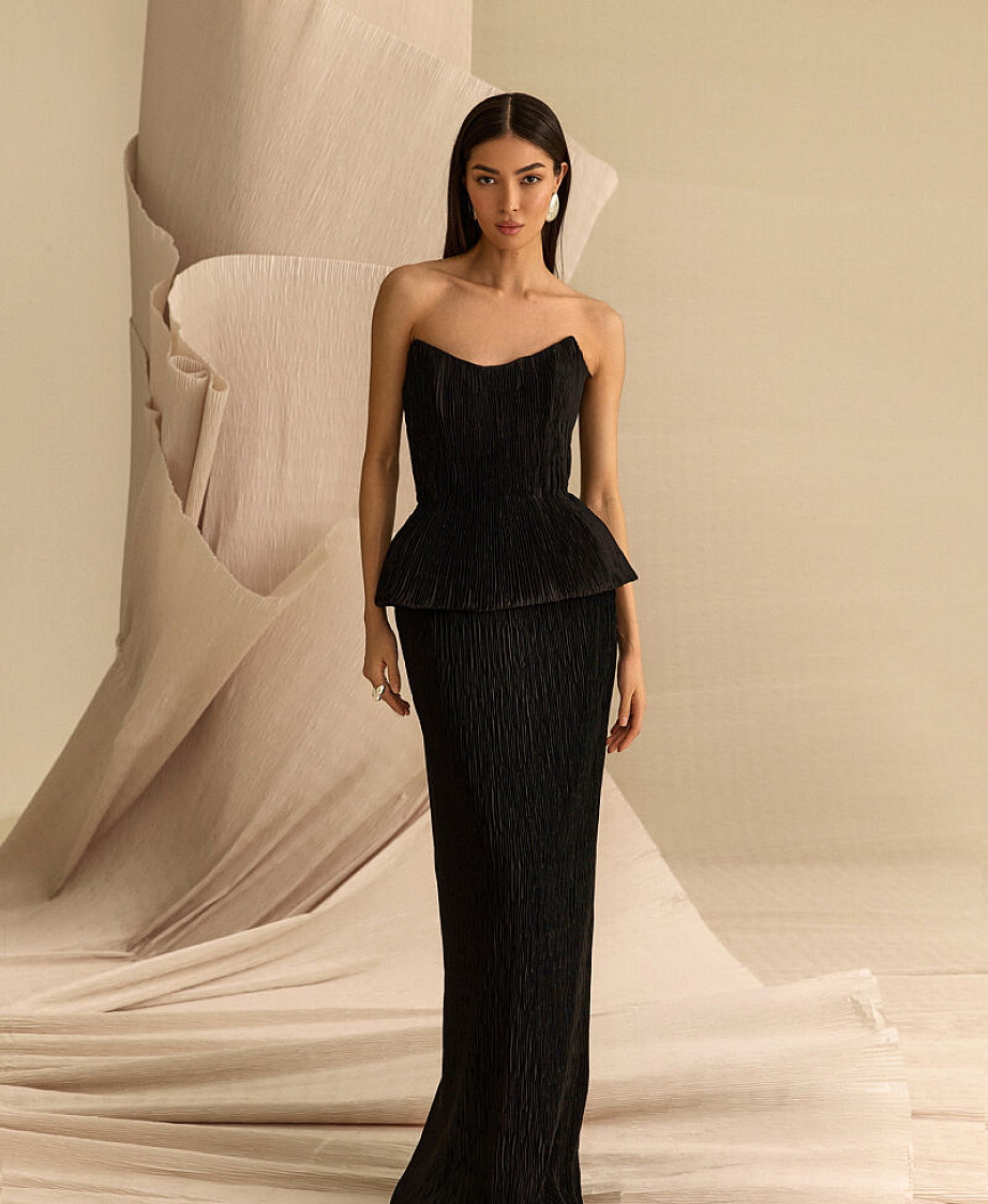 Черное вечернее платье из ткани-плиссе фото