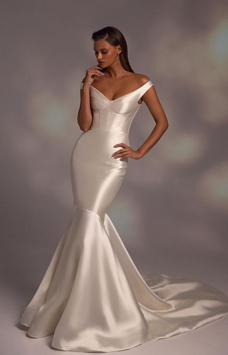 Атласное свадебное платье русалка с красивым шлейфом фото