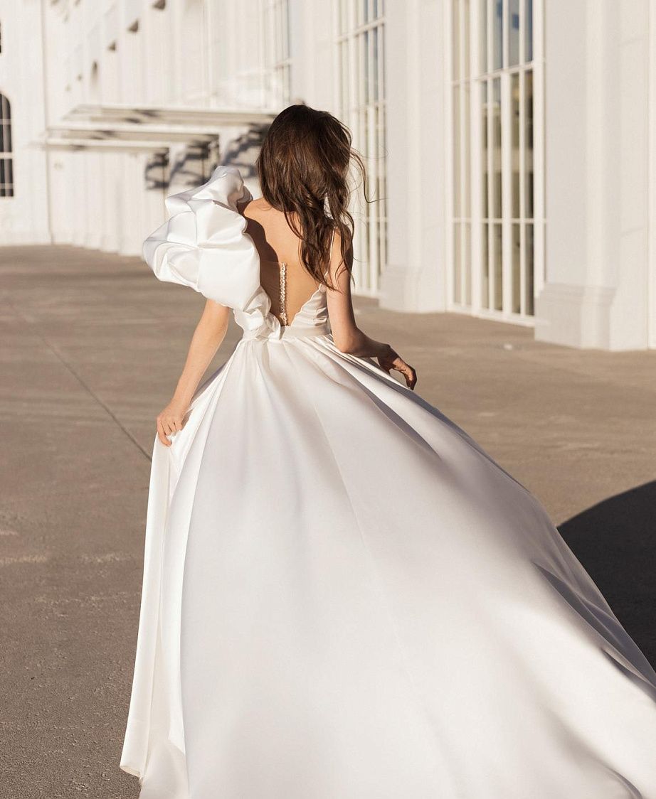 Лаконичное свадебное платье на тонких бретелях фото