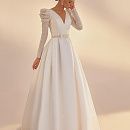 Свадебное платье с атласной юбкой и блестящим верхом фото