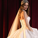 Эффектное свадебное платье из тафты с драпированным корсетом фото