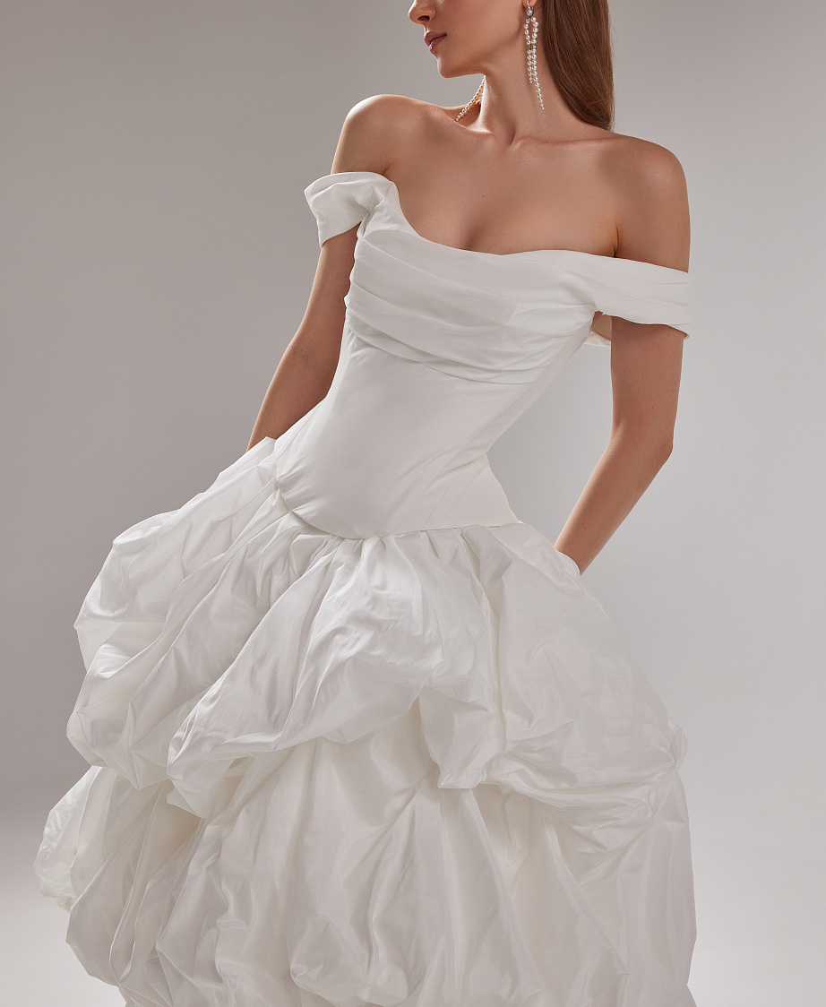 Пышное свадебное платье из тафты со спущенными плечами фото