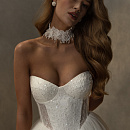 Пышное платье с юбкой из фатина и расшитым корсетом фото