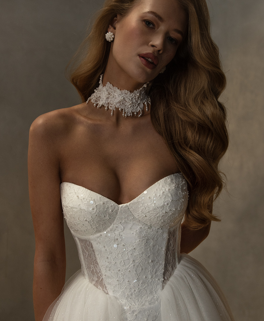 Пышное платье с юбкой из фатина и расшитым корсетом фото