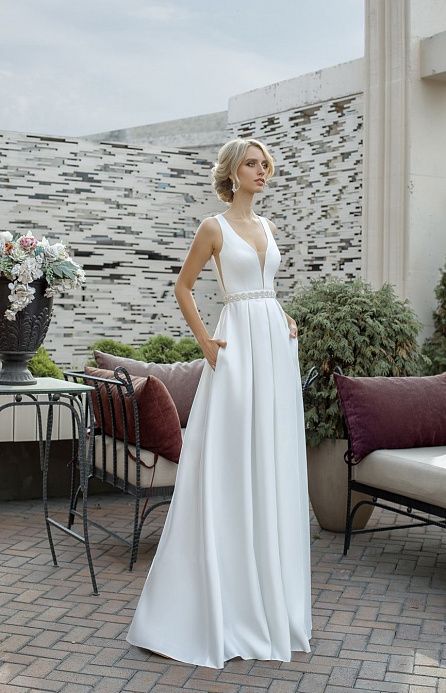 Атласное свадебное платье с декольте фото