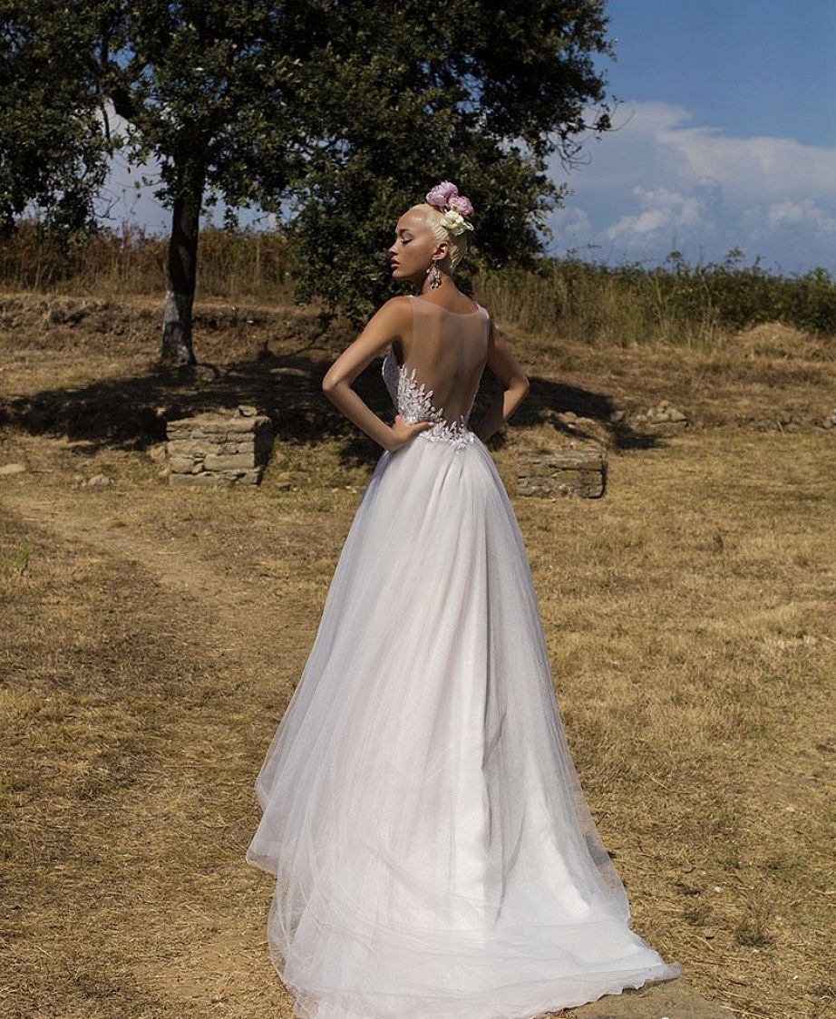 Легкое свадебное платье с кружевным верхом