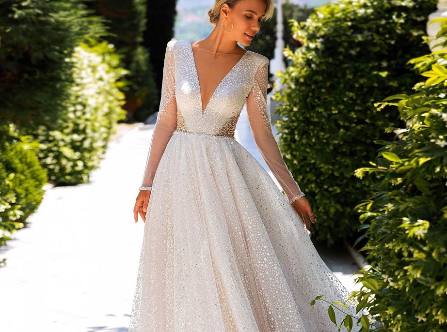 Блестящее свадебное платье с рукавами фото
