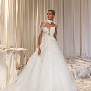 Эффектное свадебное платье с декором в виде цветов с жемчугом фото