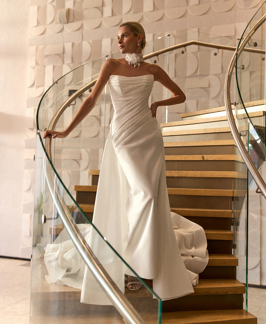 Атласное свадебное платье-русалка со съемным шлейфом и драпировкой на корсете фото