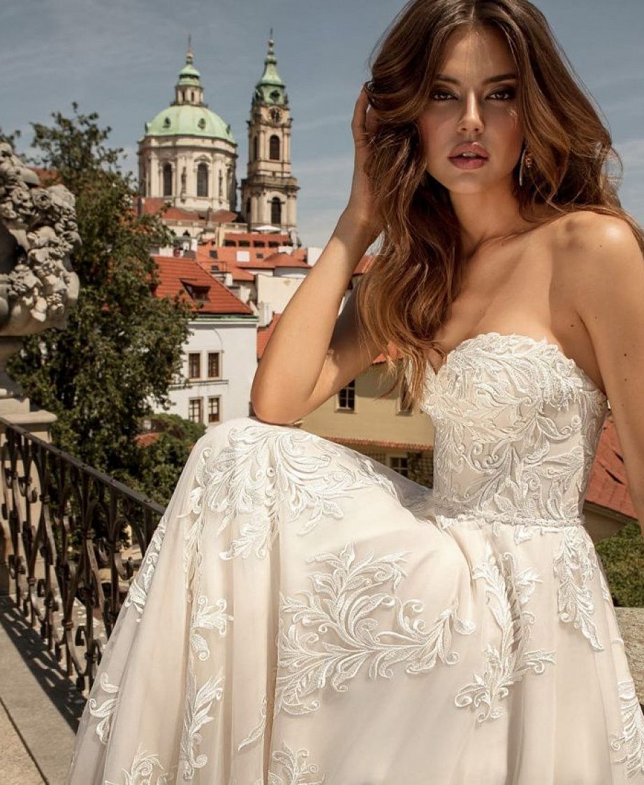 Свадебное платье с открытыми плечами и корсетом фото