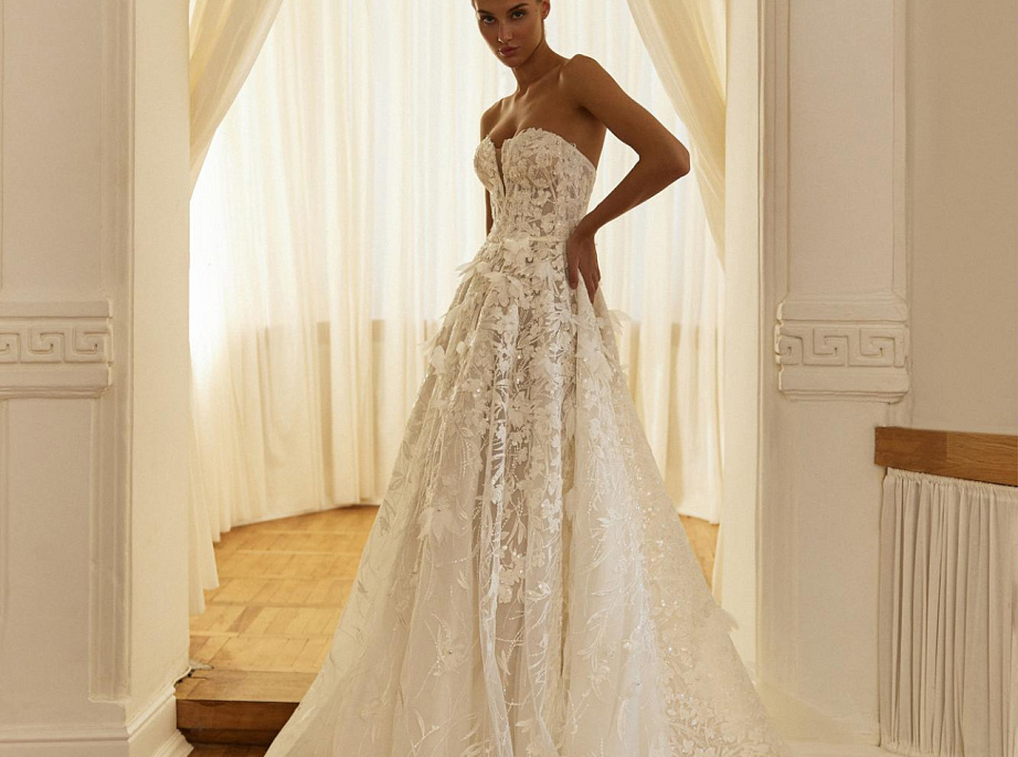 Пышное свадебное платье из роскошного цветочного кружева фото