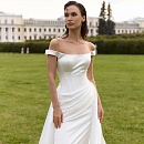 Элегантное атласное платье со шлейфом и драпировкой фото