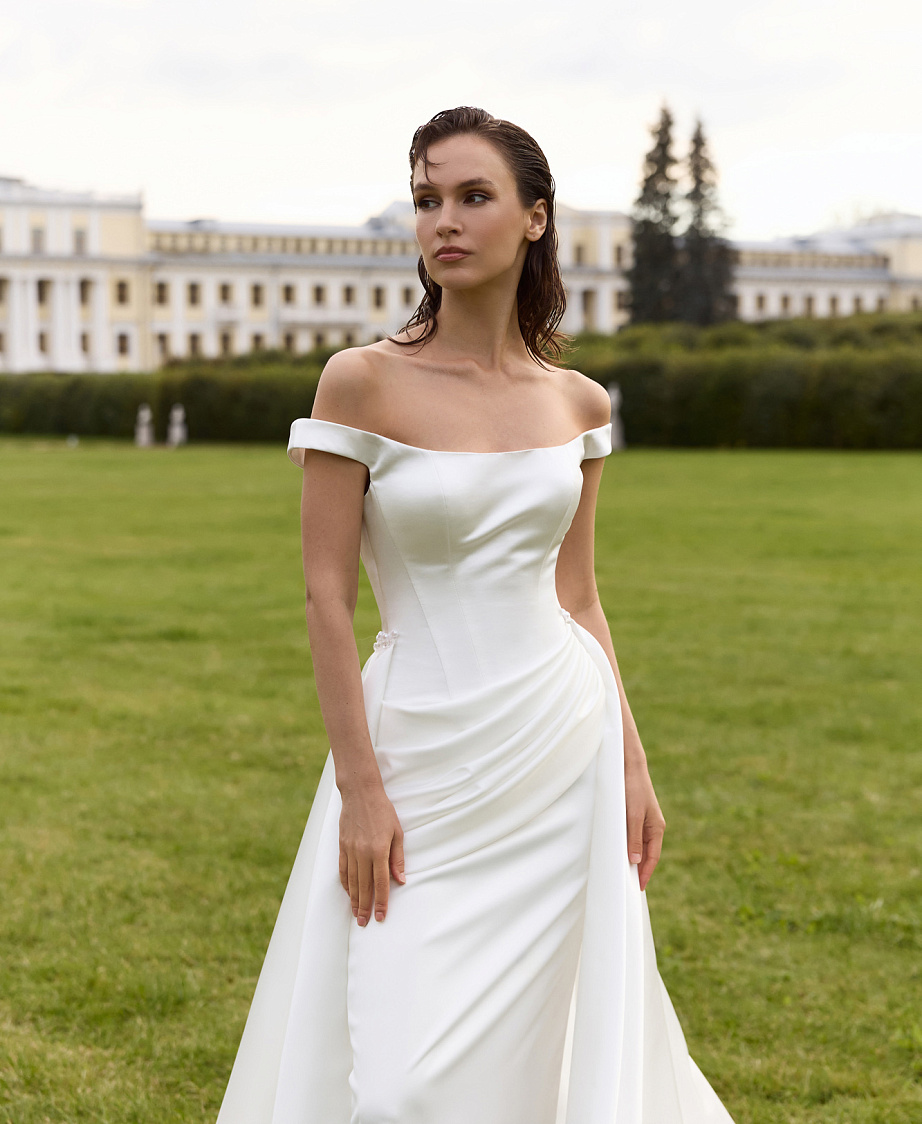 Элегантное атласное платье со шлейфом и драпировкой фото