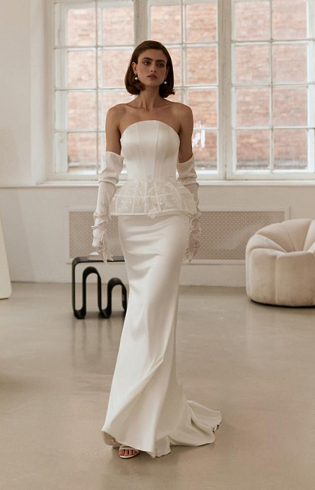 Атласное свадебное платье с кружевной баской фото