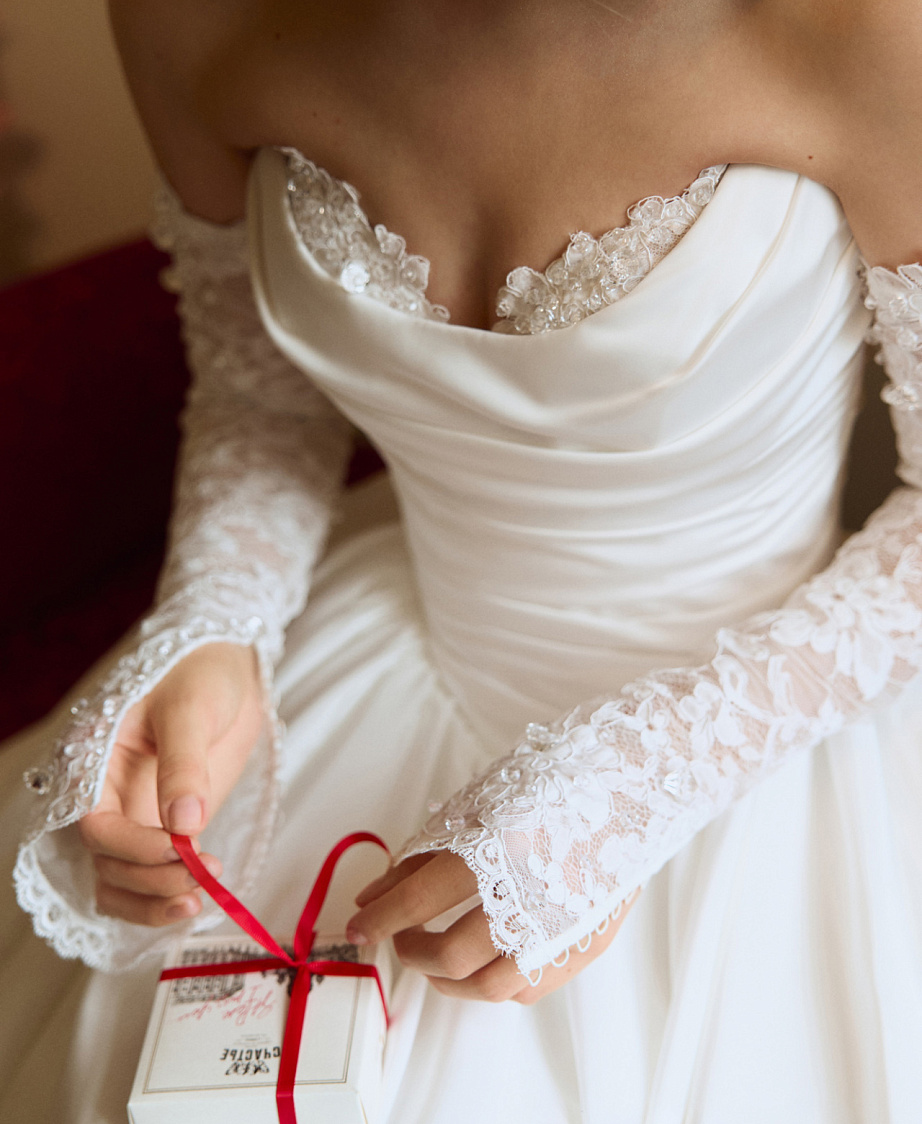 Свадебное платье из тафты с кружевными элементами фото