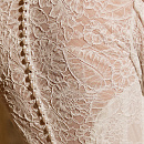 Закрытое кружевное свадебное платье cо шлейфом фото