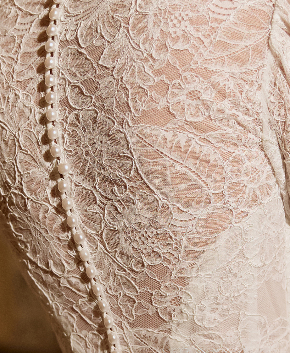 Закрытое кружевное свадебное платье cо шлейфом фото