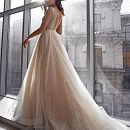 Блестящее бежевое свадебное платье фото