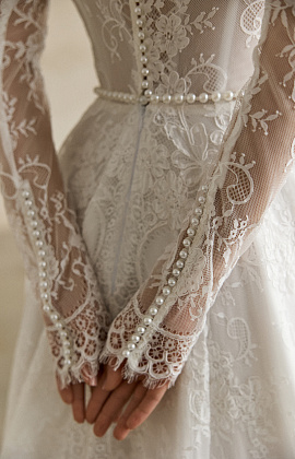 Свадебное платье А-силуэта с длинными рукавами и V-образным вырезом фото