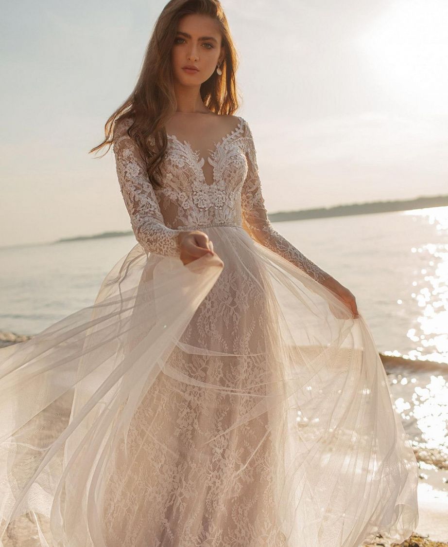 Прямое свадебное платье с кружевными рукавами