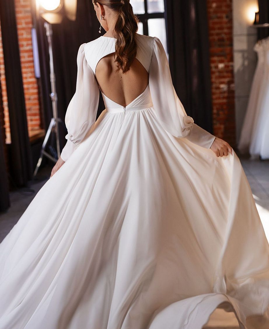 Струящееся свадебное платье с объемными рукавами фото