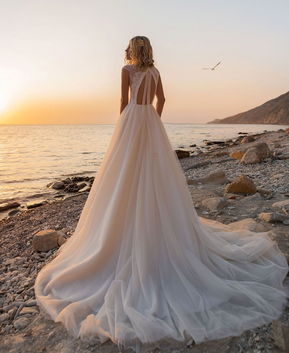 Легкое свадебное платье с открытой спиной фото