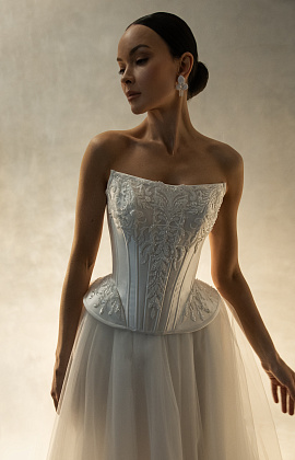 Платье с расшитым корсетом и юбкой из фатина фото