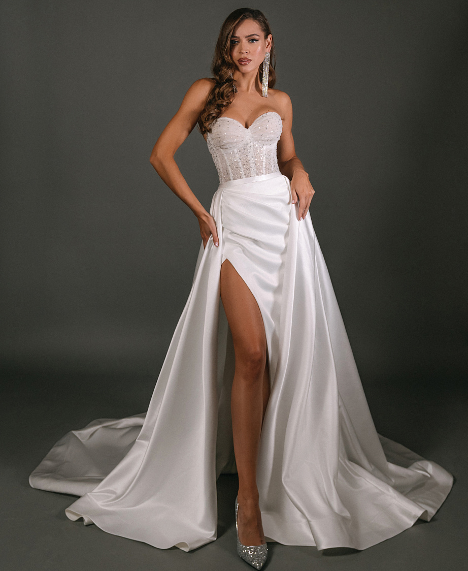 Свадебное платье со сборкой и разрезом на юбке фото