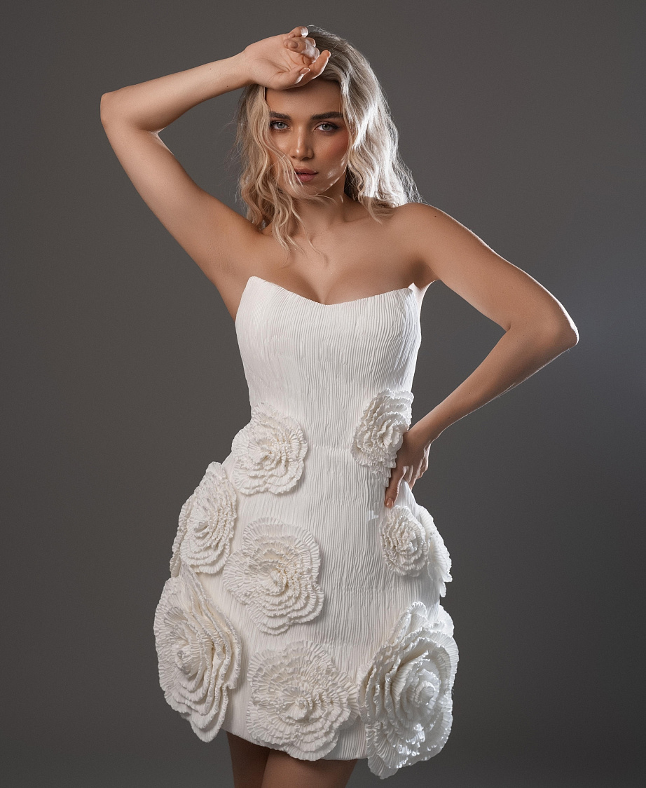 Короткое свадебное платье с 3D цветами фото