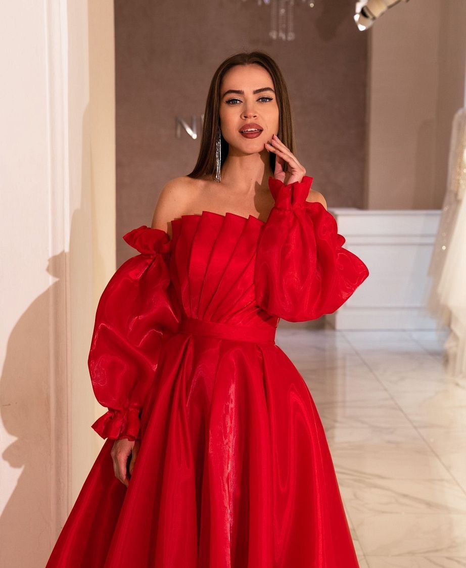 Вечернее красное платье с объемными рукавами фото