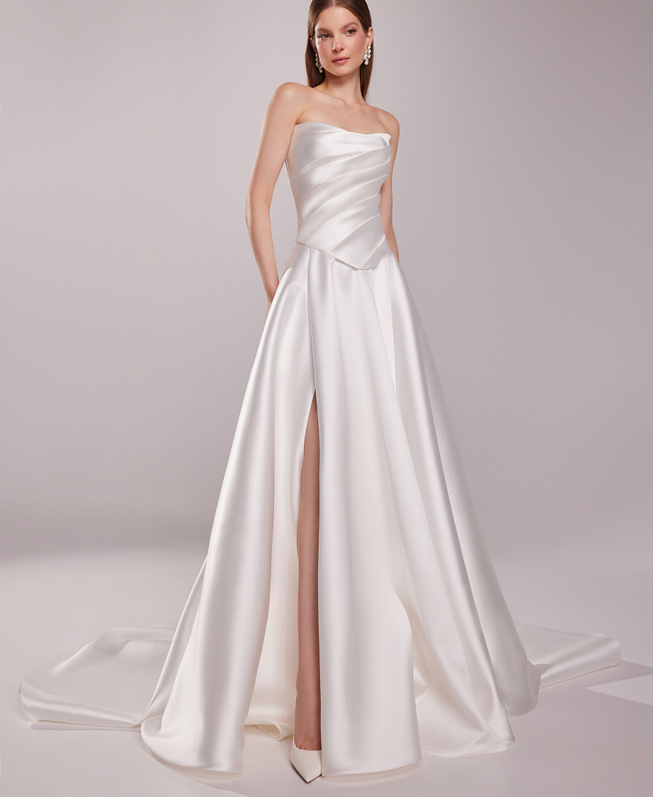 Пышное свадебное платье из микадо с драпировкой на корсете фото