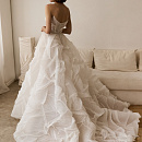 Стильное свадебное платье из дизайнерской ткани с болеро фото