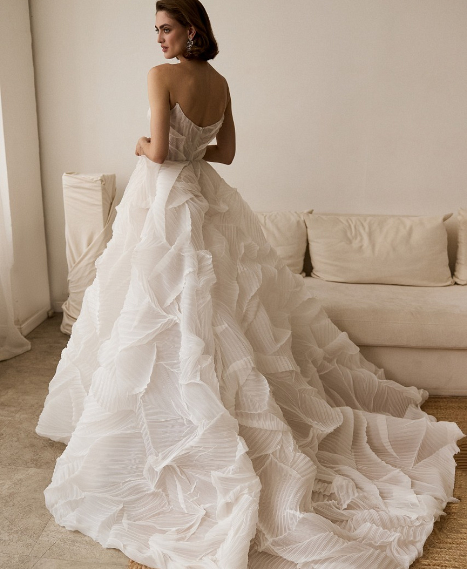 Стильное свадебное платье из дизайнерской ткани с болеро фото