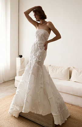 Свадебное платье-рыбка из дизайнерской жатой ткани фото