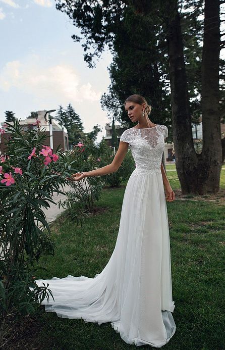 Легкое свадебное платье со съемным кружевным верхом