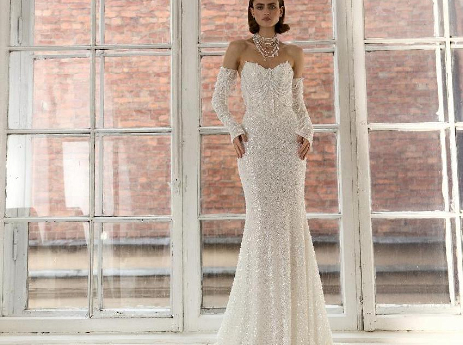 Расшитое свадебное платье-русалка с бусами фото