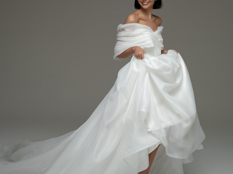 Нежное свадебное платье со спущенными плечами фото