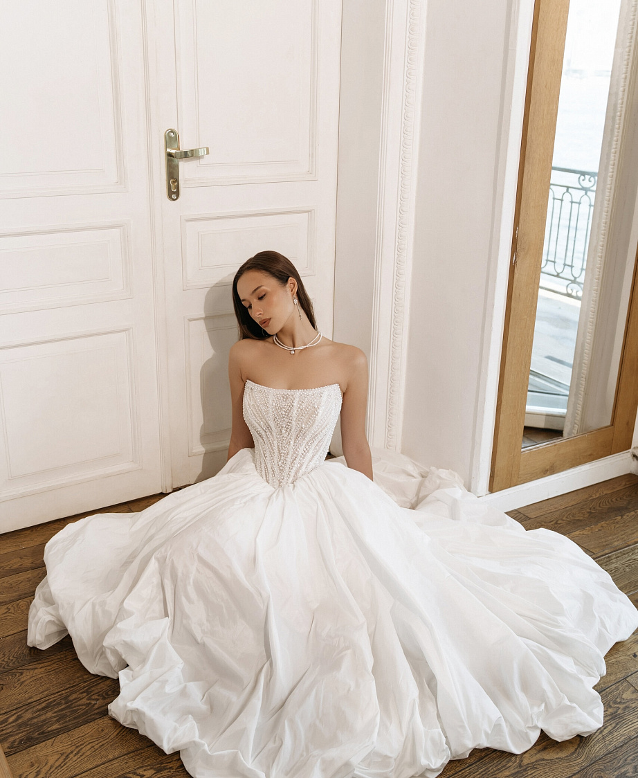 Платье с расшитым корсетом и юбкой из тафты фото