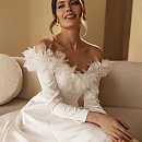 Атласное свадебное платье с рукавами и объемными цветами фото