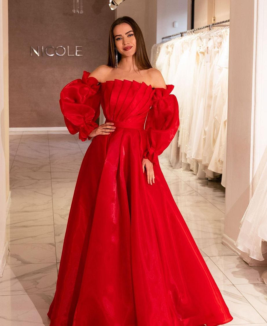 Вечернее красное платье с объемными рукавами фото