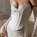 Эффектный комплект с кружевными рукавами и атласной съемной юбкой фото